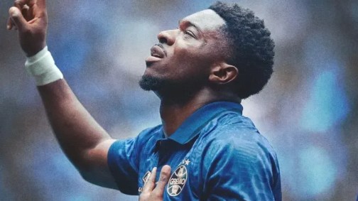 Amuzu comemora gol do Grêmio sobre o Vitória