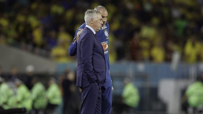 Carlo Ancelotti comandando a Seleção Brasileira no Maracanã contra o Chile