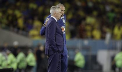 Carlo Ancelotti comandando a Seleção Brasileira no Maracanã contra o Chile