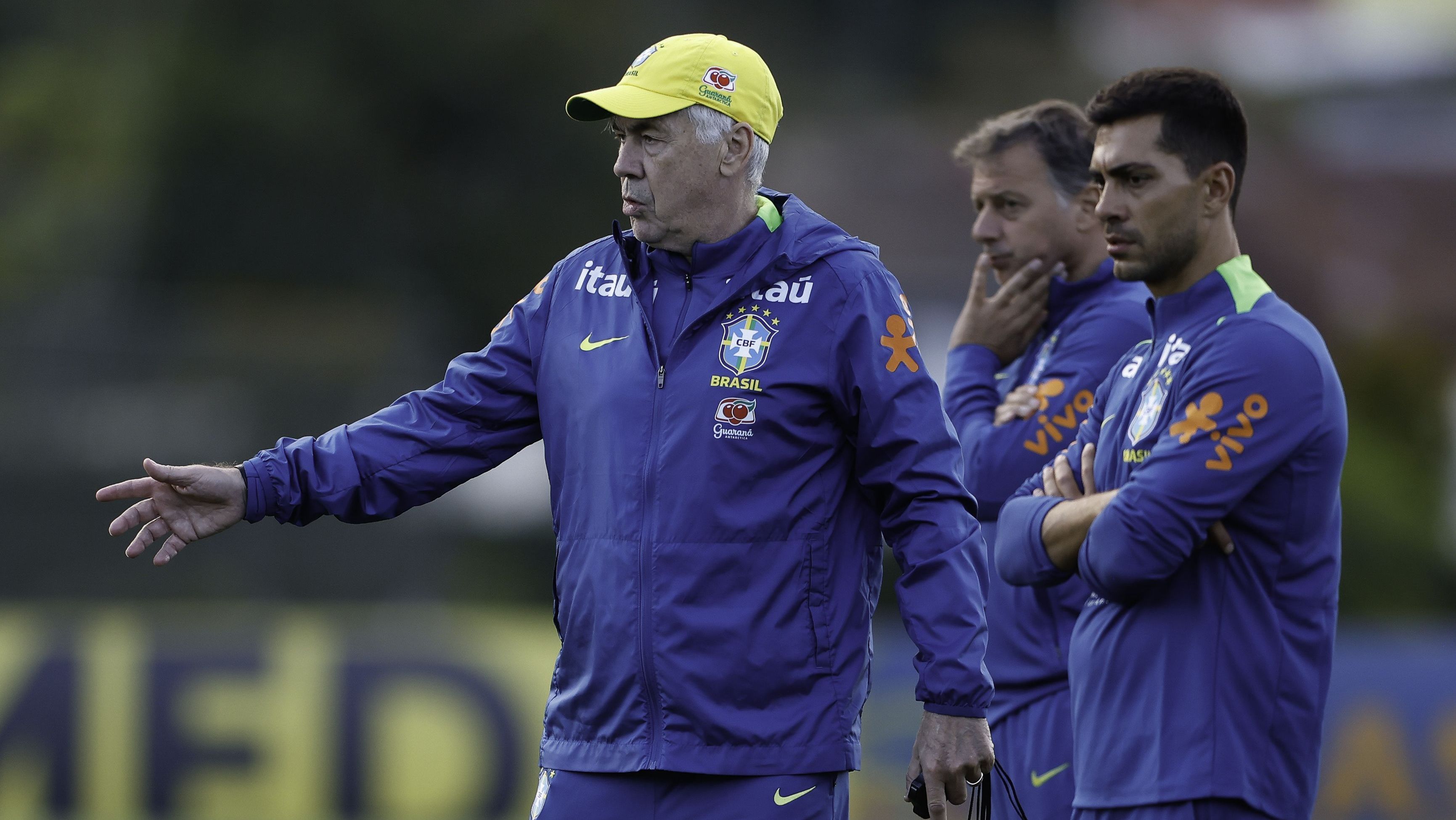 Carlo Ancelotti durante treino da Seleção Brasileira na Granja Comary