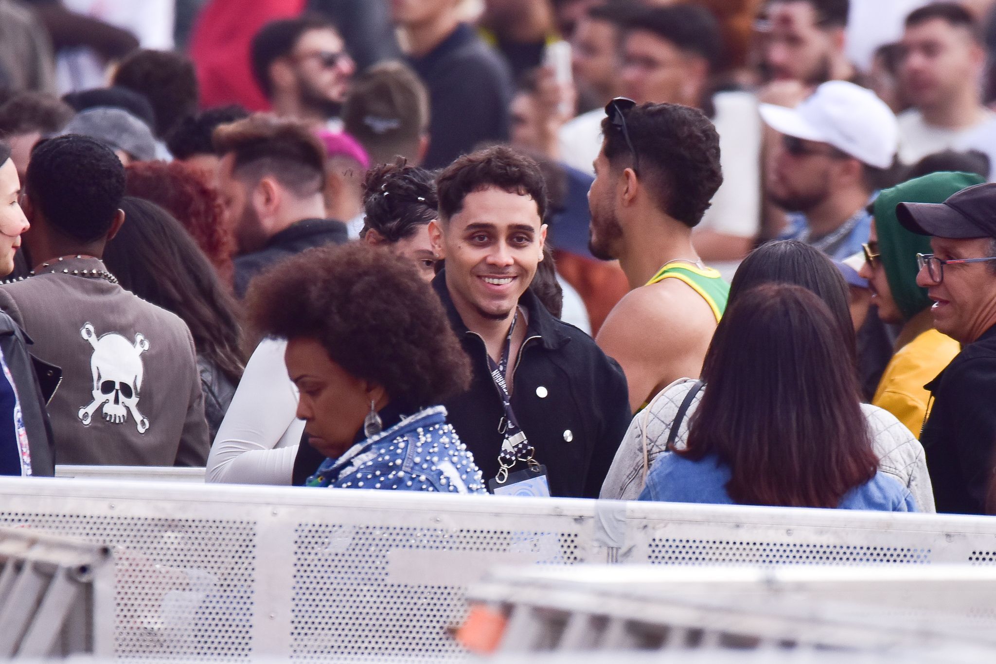 Marido de Priscilla assiste ao show da cantora perto do palco no