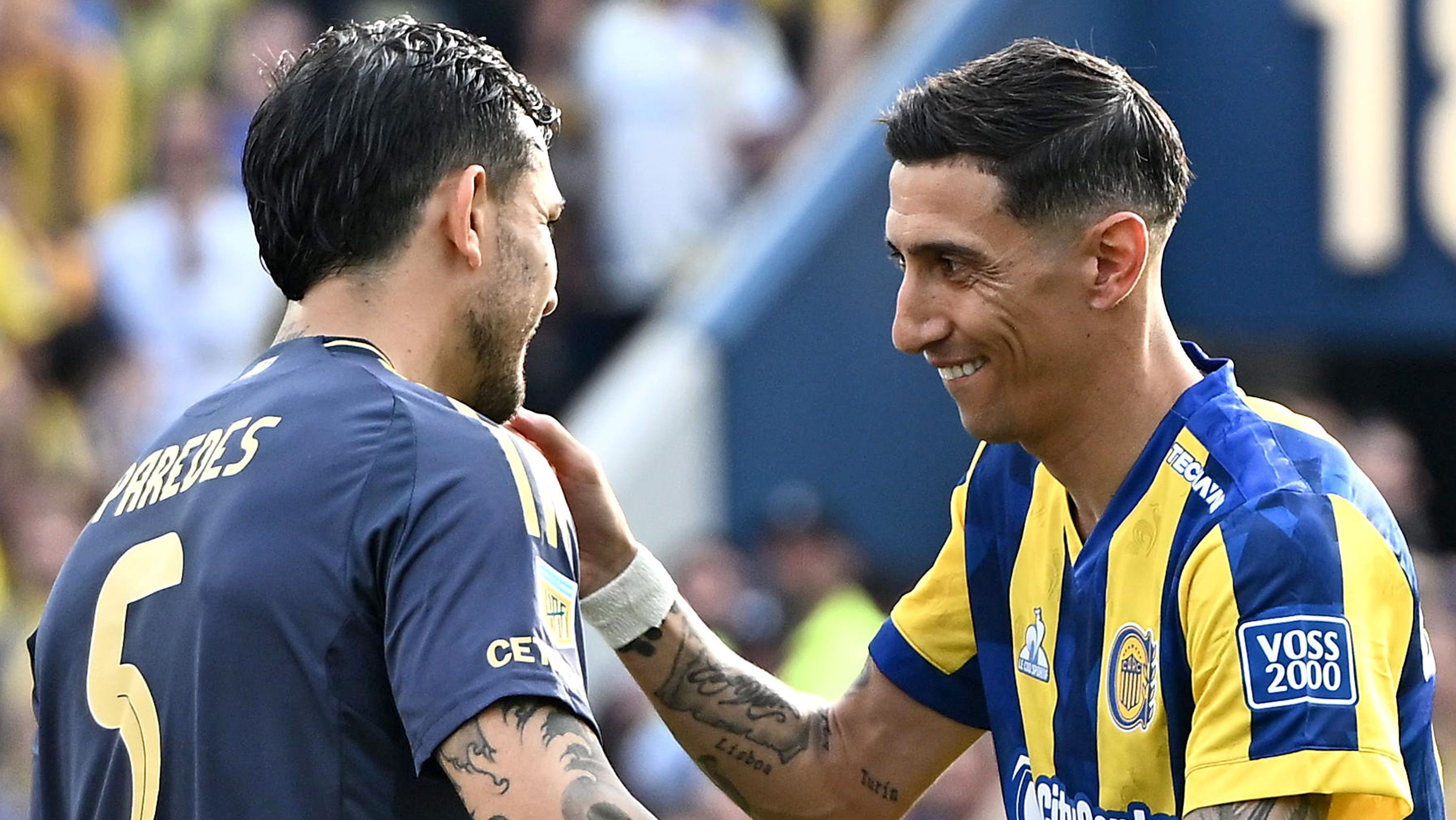 Leandro Paredes e Ángel Di María se abraçam antes de Rosario Central x Boca Juniors pela Liga Argentina