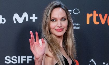 Angelina Jolie exibe cicatrizes para alertar mulheres com câncer de mama