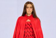 Com look all red, Anitta solta a voz na Semana de Moda de Paris