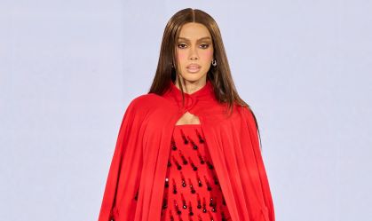 Com look all red, Anitta solta a voz na Semana de Moda de Paris