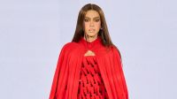 Com look all red, Anitta solta a voz na Semana de Moda de Paris
