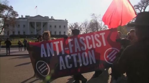Ativistas do movimento Antifa com faixa do lado de fora da Casa Branca