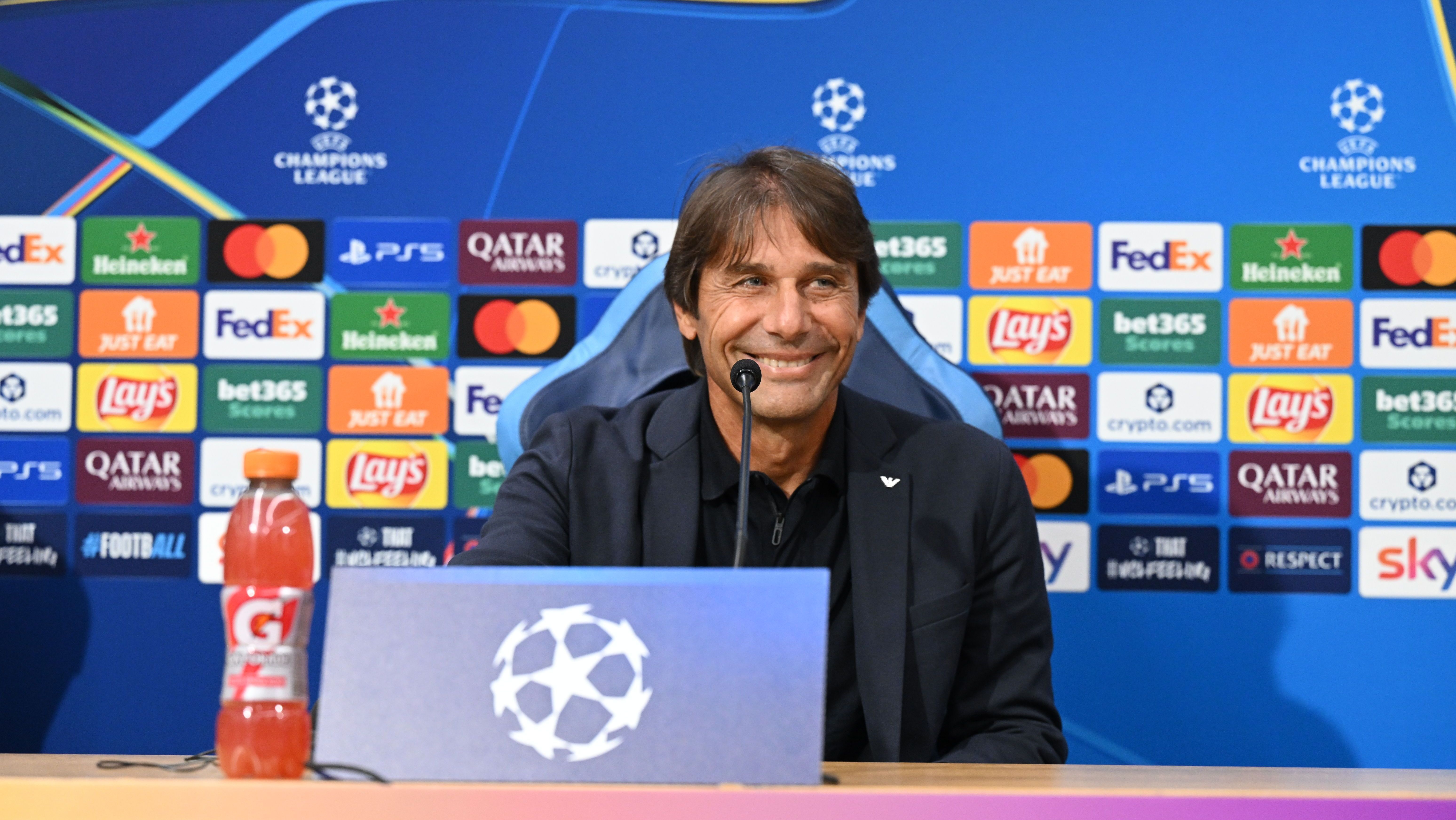 Conte pediu ajuda aos repórteres para lidar com as lesões no Napoli