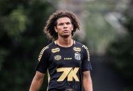 Santos cogita rescindir com Arão em meio a problema nos bastidores; entenda