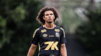 Santos cogita rescindir com Arão em meio a problema nos bastidores; entenda