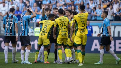Jogadores de Grêmio e Mirassol cercam a arbitragem, em jogo válido pela 23ª rodada do Brasileirão