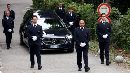 Carro que transporta o caixão do estilista italiano Giorgio Armani deixa igreja de San Martino após seu funeral privado em Rivalta, na Itália