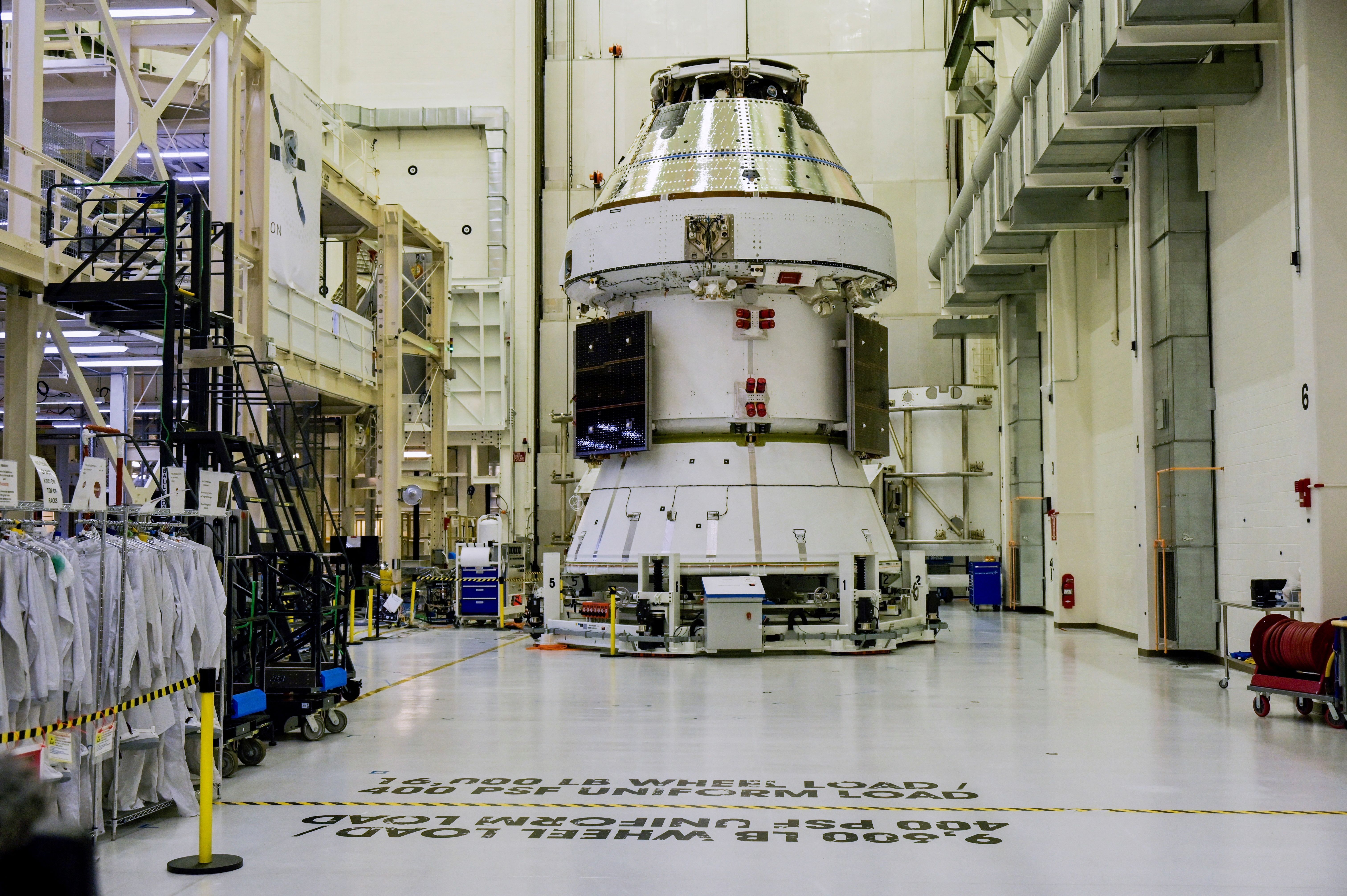 Módulos de serviço da Artemis 2 Orion dentro do Edifício de Operações e Checkoput em Cabo Canaveral, Flórida, EUA