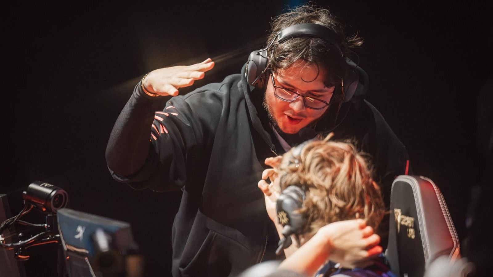 Arthur "artzin" comemora durante vitória do MIBR sobre a Team Heretics no VALORANT Champions