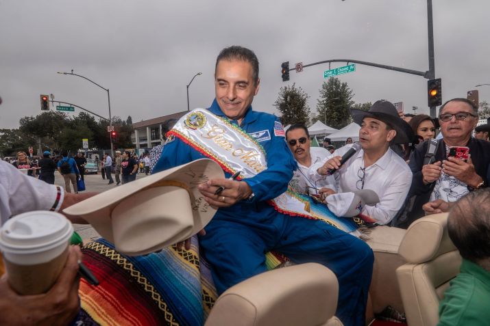 José Hernández, astronauta mexicano-americano, fez história a bordo do Ônibus Espacial Discovery em 2009, a primeira missão de ônibus espacial a enviar dois astronautas latinos ao espaço • Alberto Sibaja/Pacific Press/Shutterstock via CNN Newsource