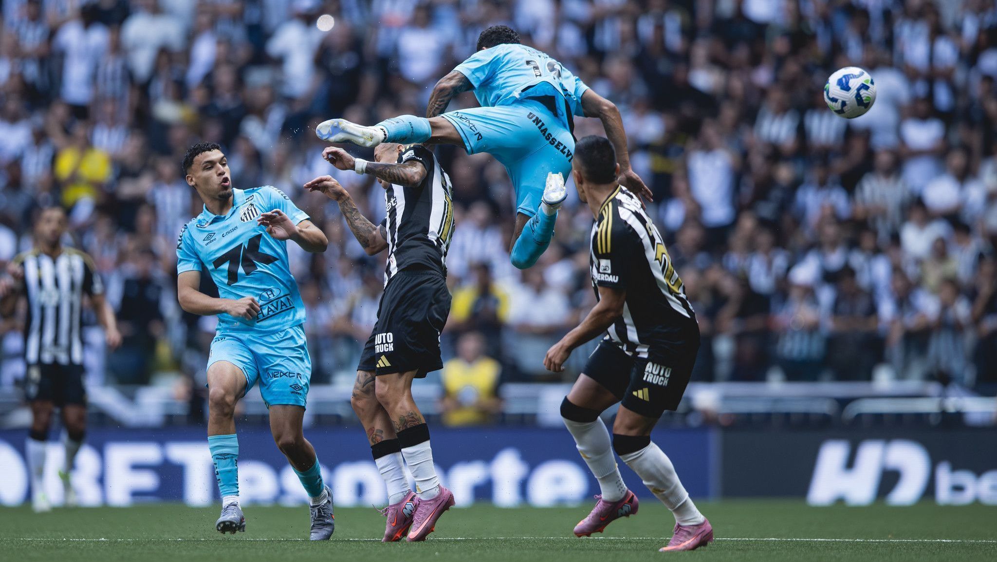 Disputa de bola na partida entre Atlético-MG e Santos, pela 23ª rodada do Brasileirão