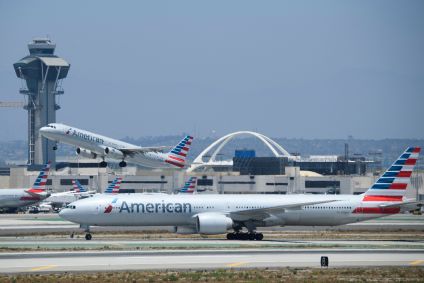 Um Airbus A321 da American Airlines na pista do Aeroporto Internacional de Los Angeles