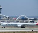 Avião freia forte, aborta decolagem e evita acidente em Los Angeles