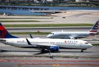 Companhias aéreas suspendem funcionários por postagens sobre Charlie Kirk