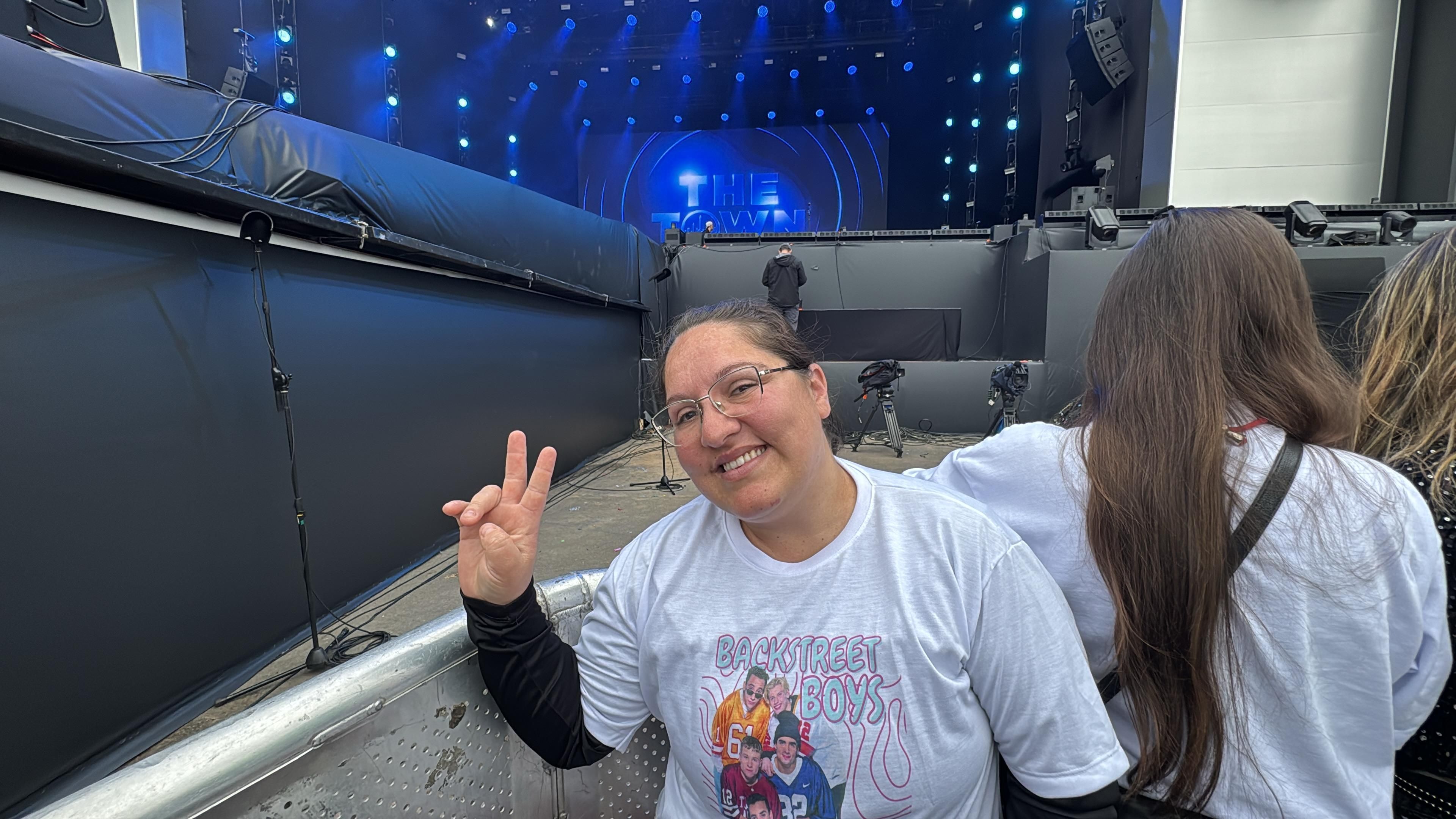 Cintia Lima, 36, na grade do palco Skyline para o show dos Backstreet Boys no The Town