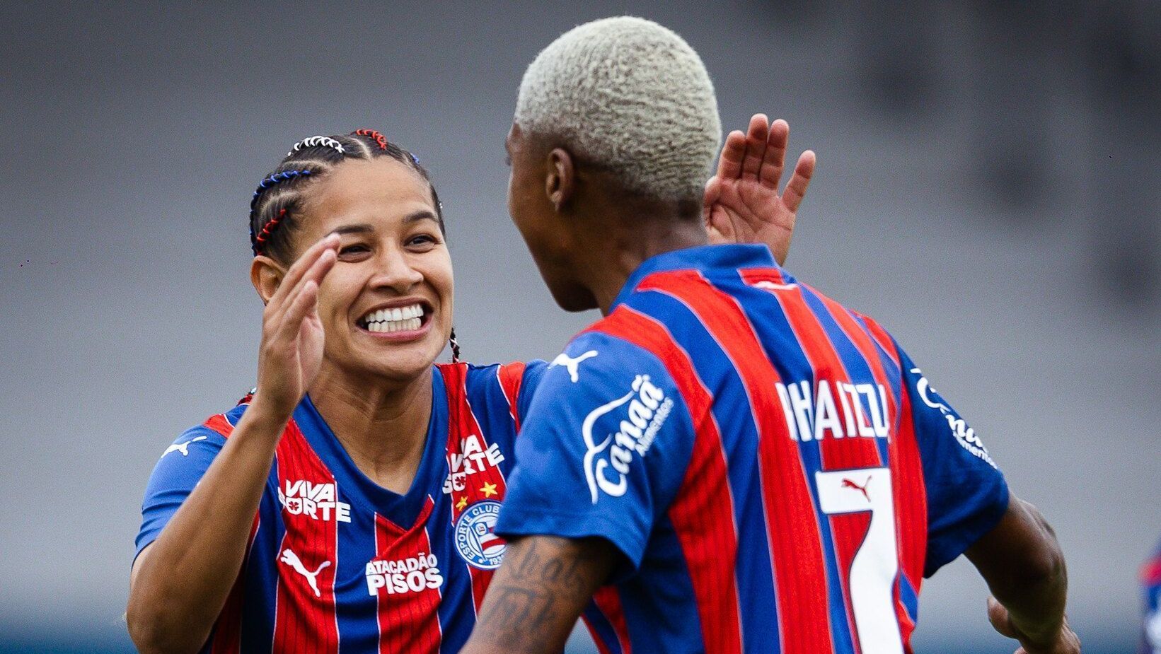 Jogadoras do Bahia comemorando a classificação à semi da Copa do Brasil Feminina