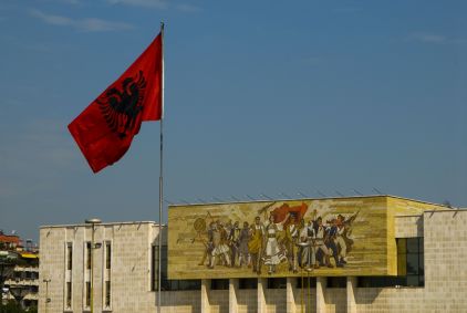 Bandeira da Albânia em frente ao Musei Nacional do país