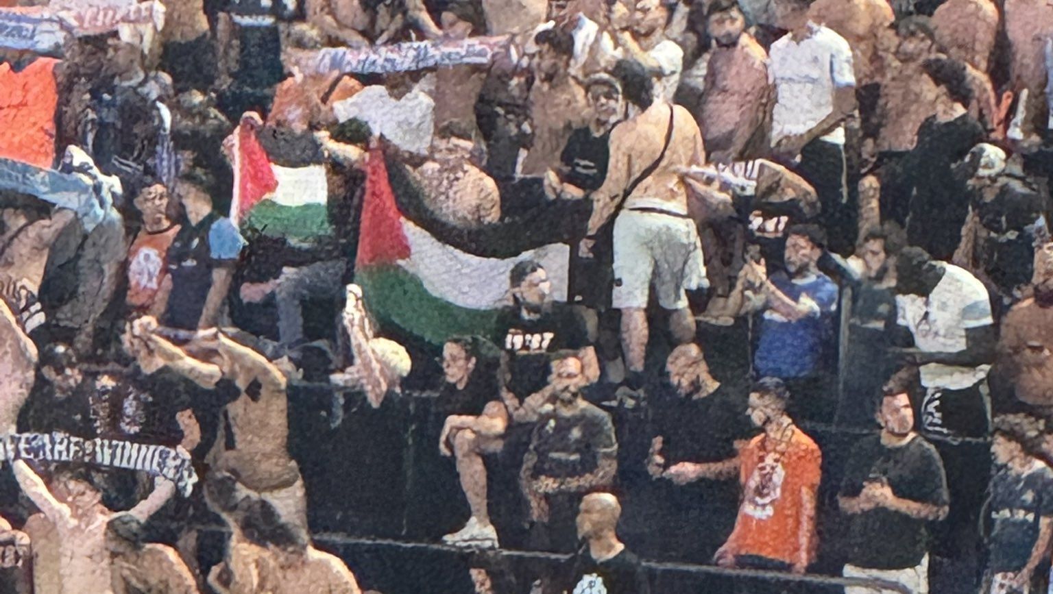 Torcedores do Olympique de Marselha com bandeira da Palestina em jogo contra o Real Madrid, pela Champions League