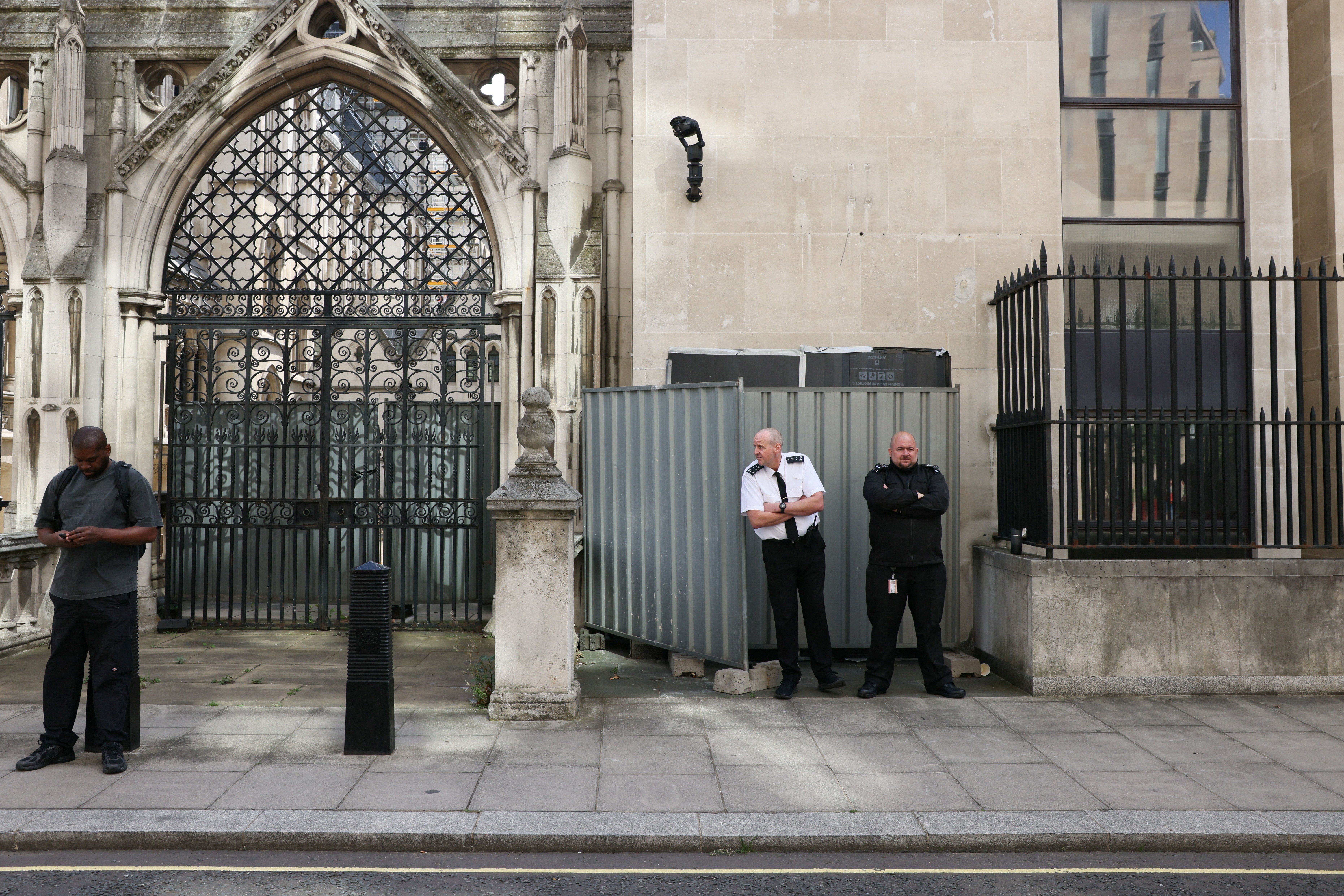 Mural de Banksy é apagado de tribunal em Londres após polêmica