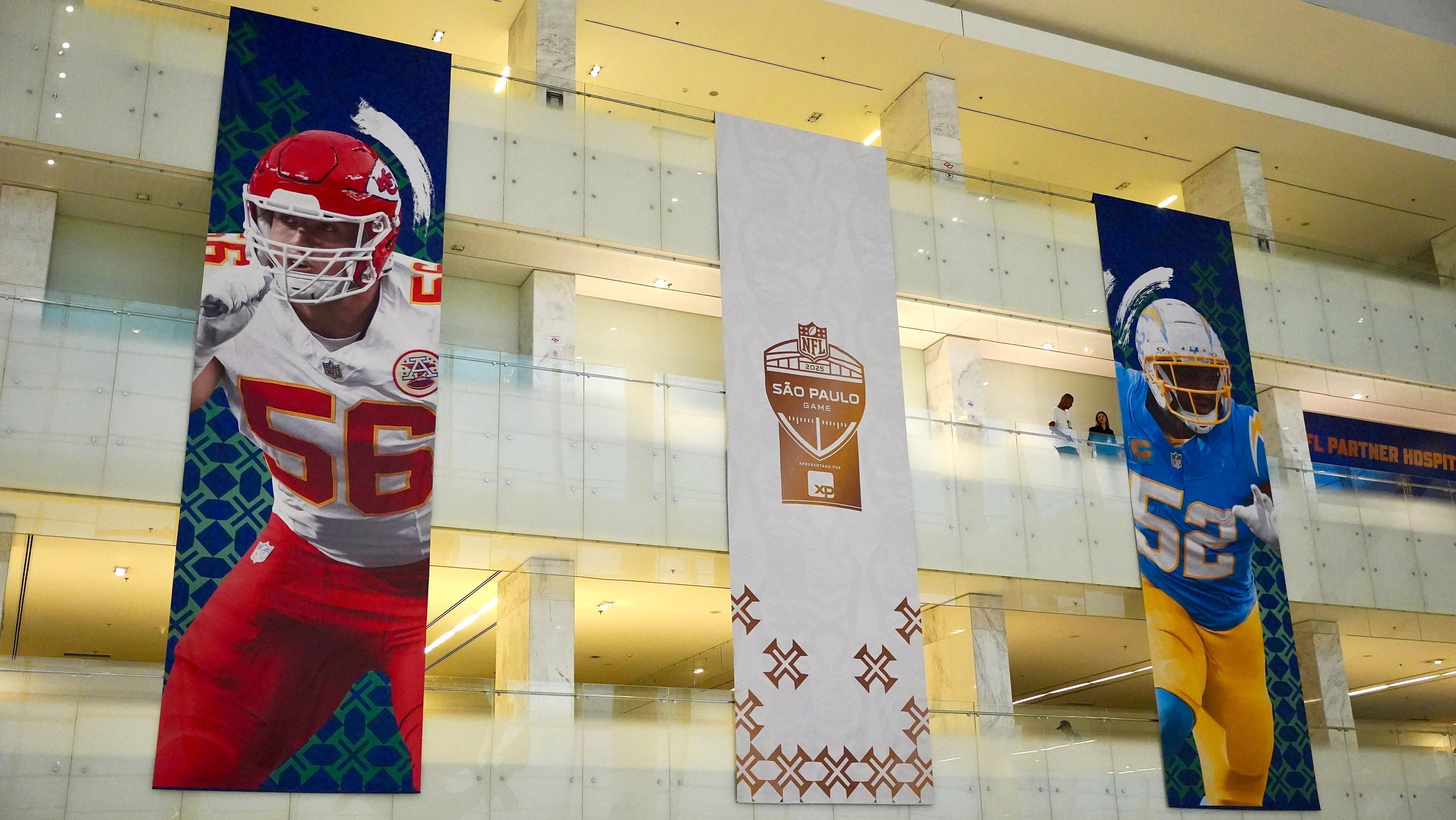 Banners das duas franquias (Kansas City Chiefs e Los Angeles Chargers) na Neo Química Arena
