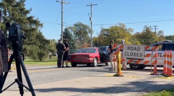 Homem atravessa barricada perto de igreja no Michigan onde houve um ataque a tiros