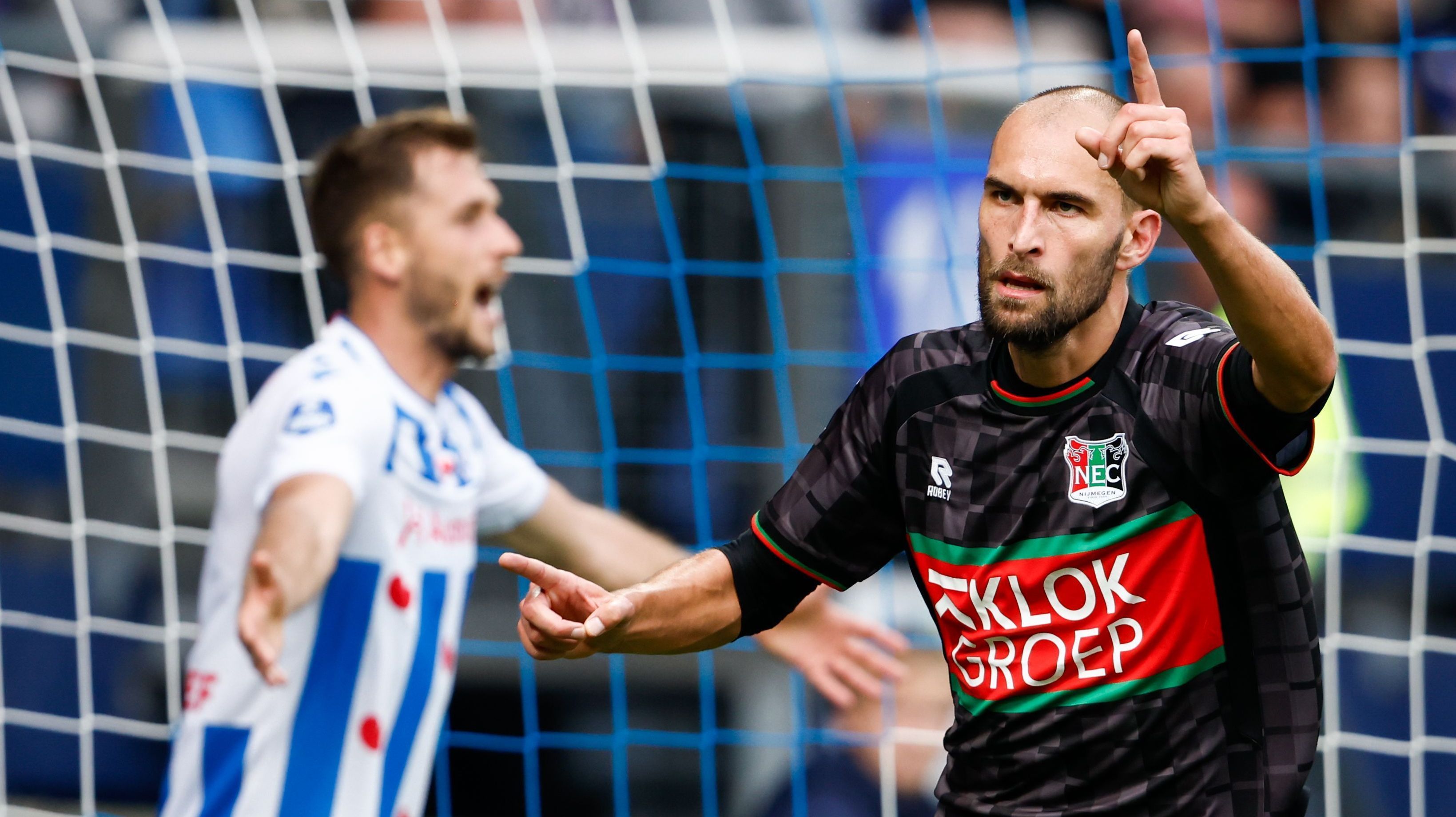 Bas Dost comemorando gol pelo NEC Nijmegen