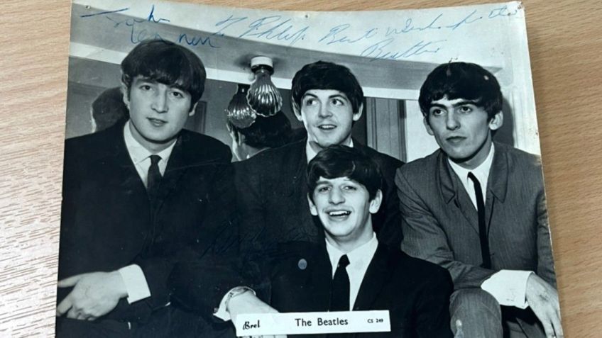 Fotografia autografada pelos integrantes dos Beatles irá a leilão no final do mês • Reprodução/Richard Winterton Auctioneers LTD