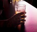 Intoxicação por metanol: entenda sintomas por ingerir químico em bebidas