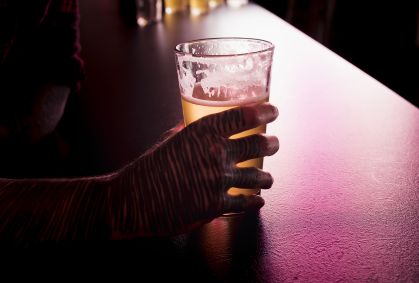 Bebida adulterada: veja cuidados que bares e clientes devem ter