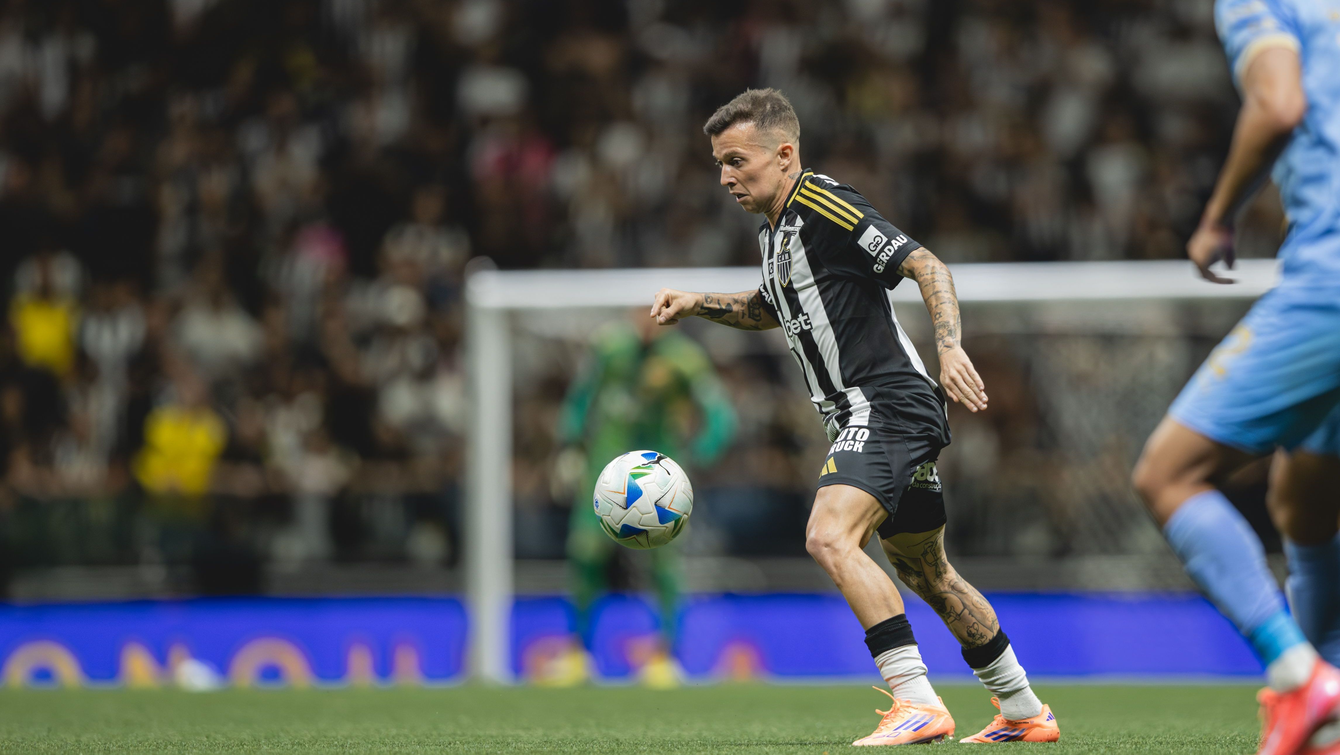 Bernard em ação contra o Bolívar, na Arena MRV