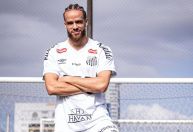 Billal Brahimi exalta Neymar e Pelé em chegada ao Santos