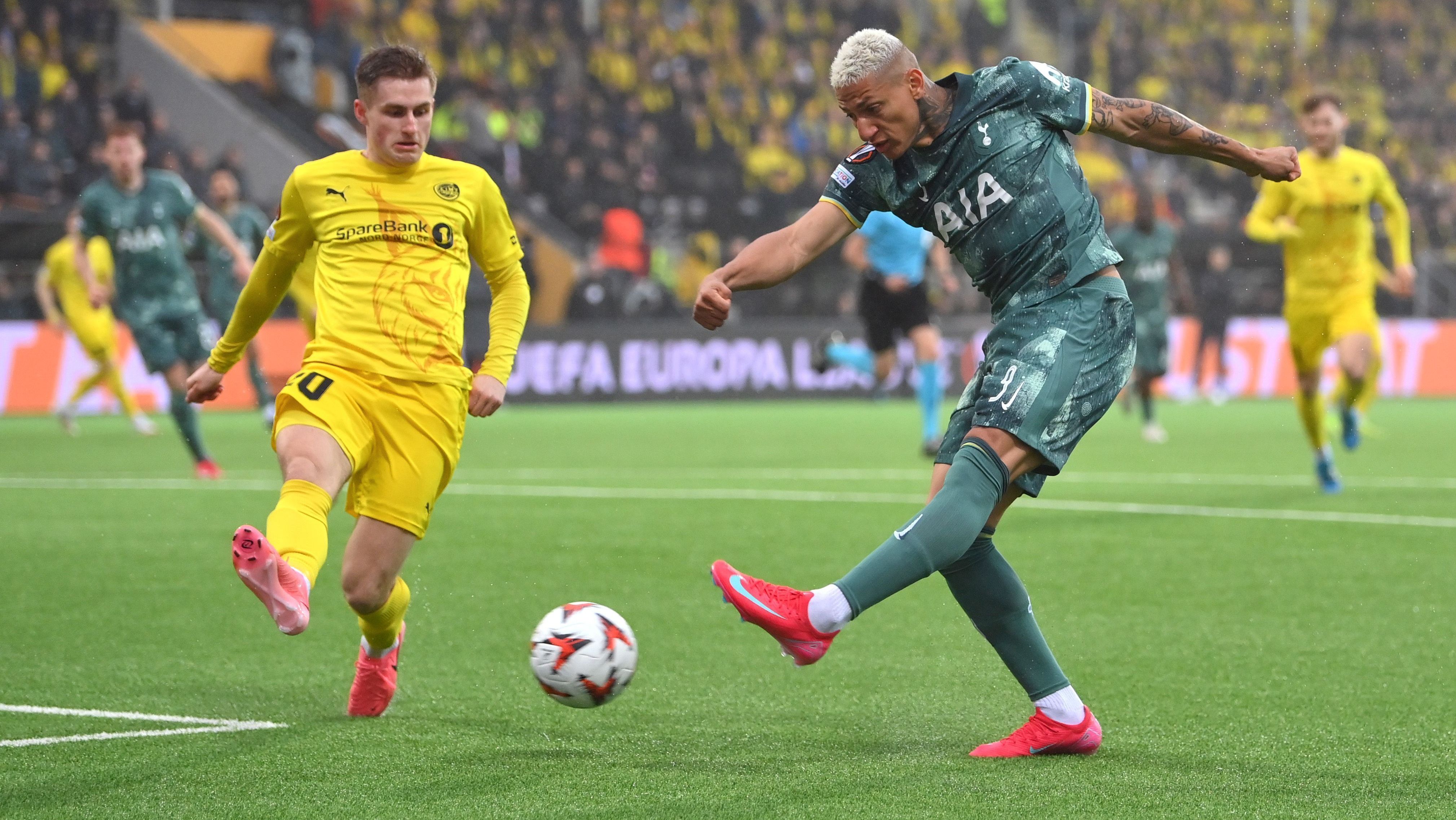 Richarlison, do Tottenham, finaliza em direção ao gol do Bodo Glimt