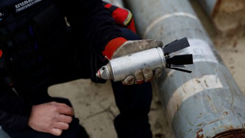 Militar ucraniano segura bomba de fragmentação desativada na região de Kharkiv