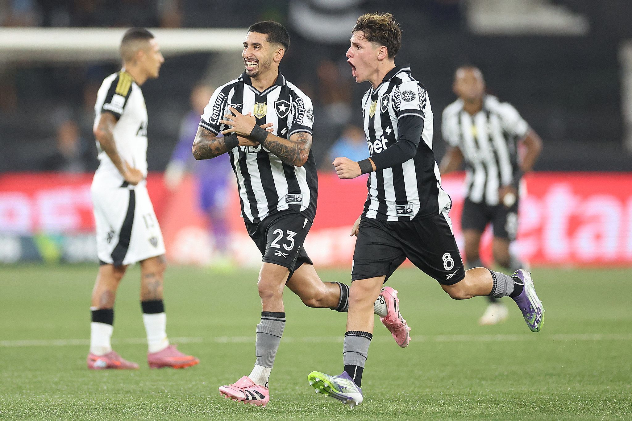 Santiago Rodríguez e Montoro celebram o gol do Botafogo sobre o Atlético-MG
