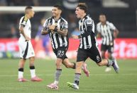 Botafogo vence Atlético-MG no Brasileiro com brilho de dupla estrangeira