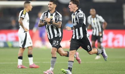 Santiago Rodríguez e Montoro celebram o gol do Botafogo sobre o Atlético-MG