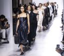 Olhar feminino ganha força na moda com nova direção da Bottega Veneta