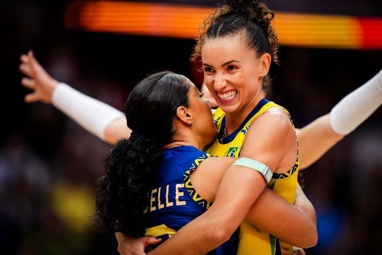 Jogadoras do Brasil celebram vitória sobre a França no Mundial de Vôlei