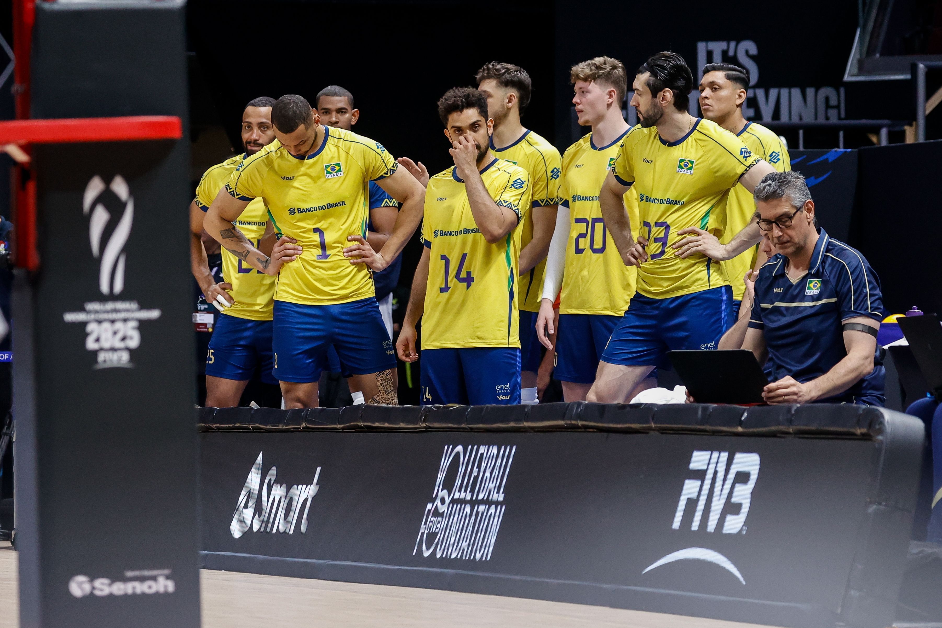Jogadores do Brasil cabisbaixos após derrota da Seleção para a Sérvia no Mundial Masculino de Vôlei
