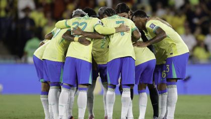 Equipe titular do Brasil reunida antes do jogo contra o Chile, pelas Eliminatórias