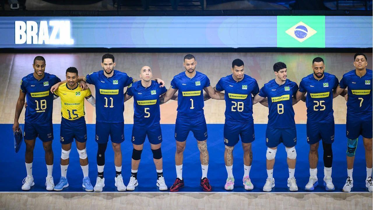 Seleção Masculina de Vôlei escuta o hino nacional