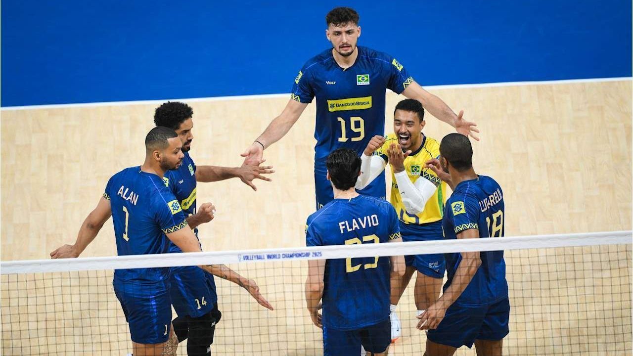 Jogadores do Brasil comemorando no Mundial de Vôlei