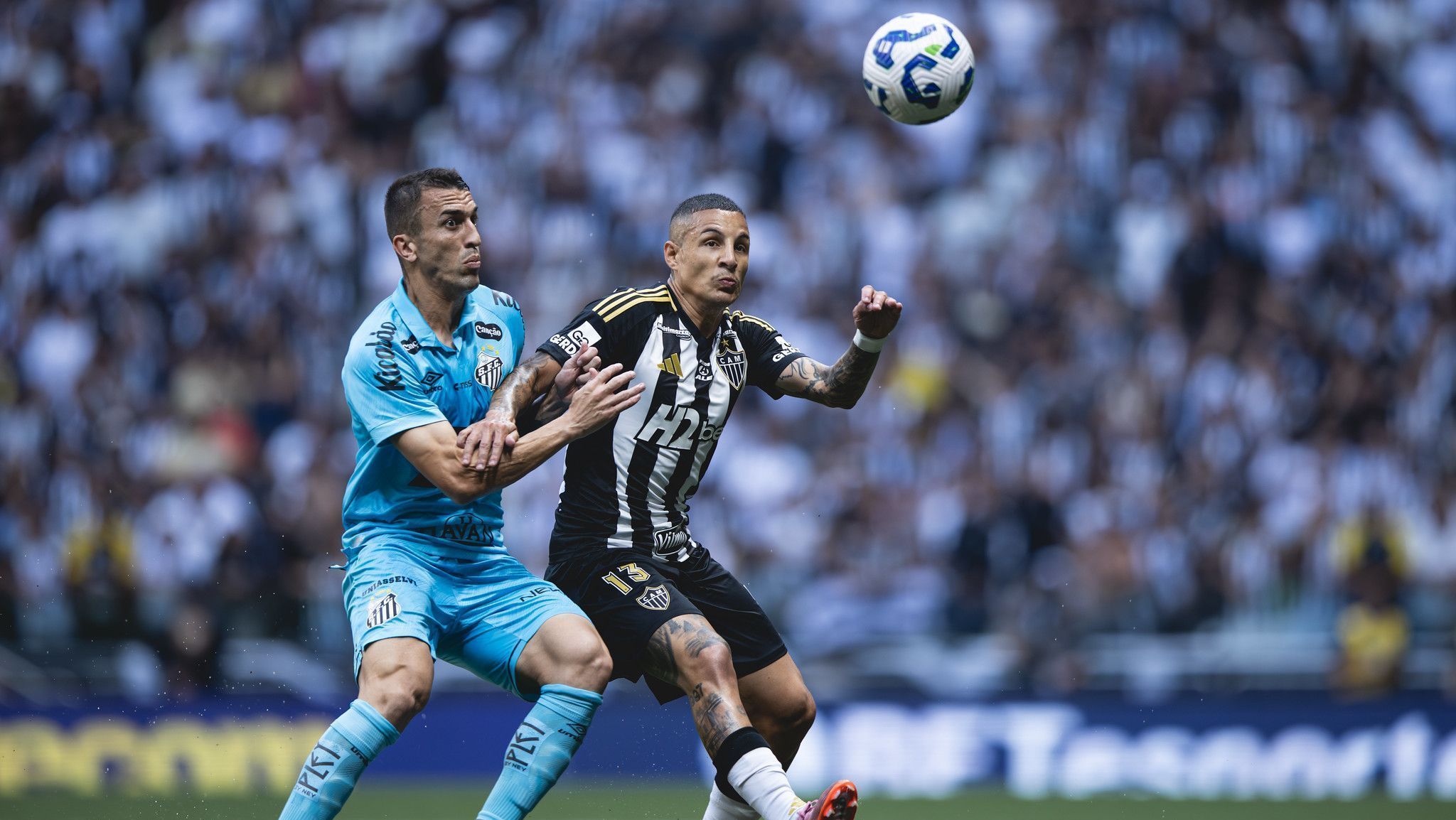 Confronto entre Atlético-MG e Santos, válido pelo Brasileirão