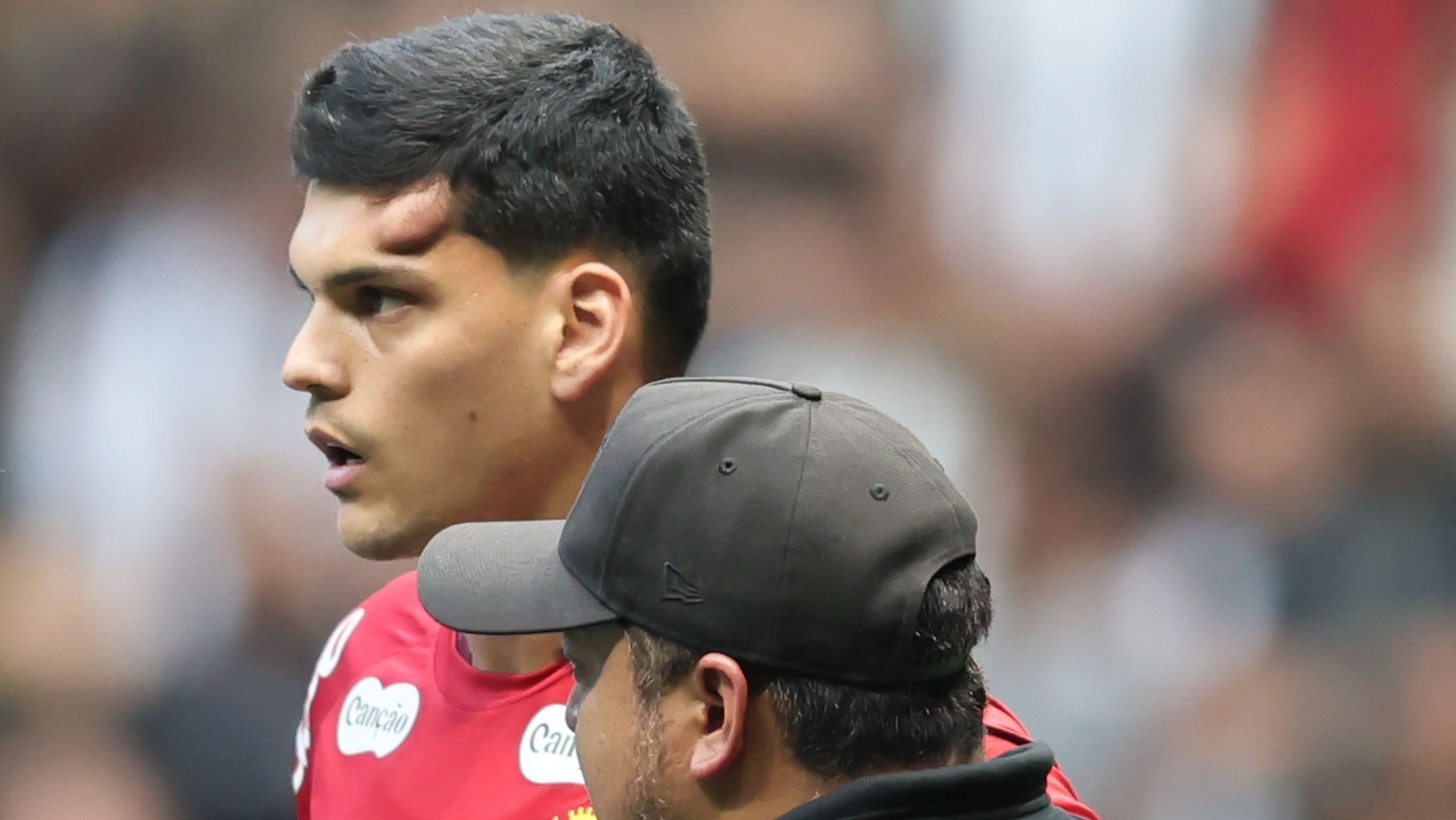 Brazão, do Santos, é retirado de ambulância após choque com atleta do Galo
