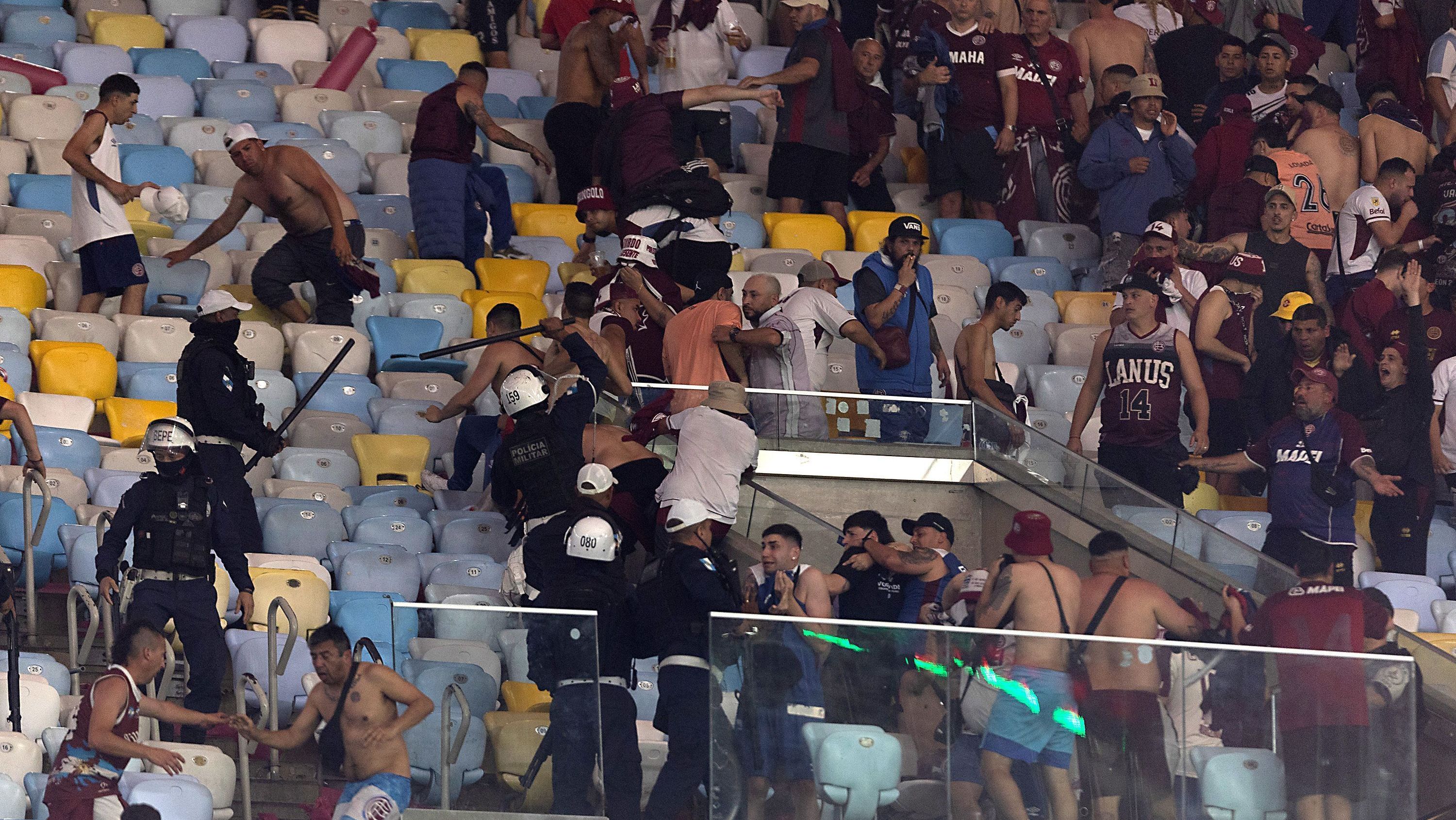 Confusão entre a torcida do Lanús e a polícia no Maracanã, em jogo da Copa Sul-Americana